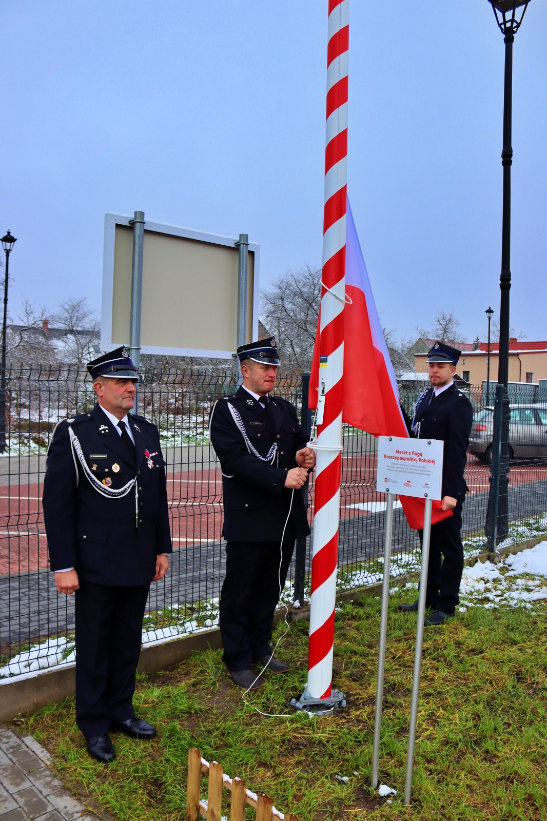 Uroczyste Podniesienie Flagi Państwowej Przed Budynkiem Przedszkola W Bukowcu Gmina Bukowiec 2565